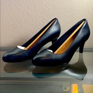 Clarks Heavenly Heart Black Leather Pumps